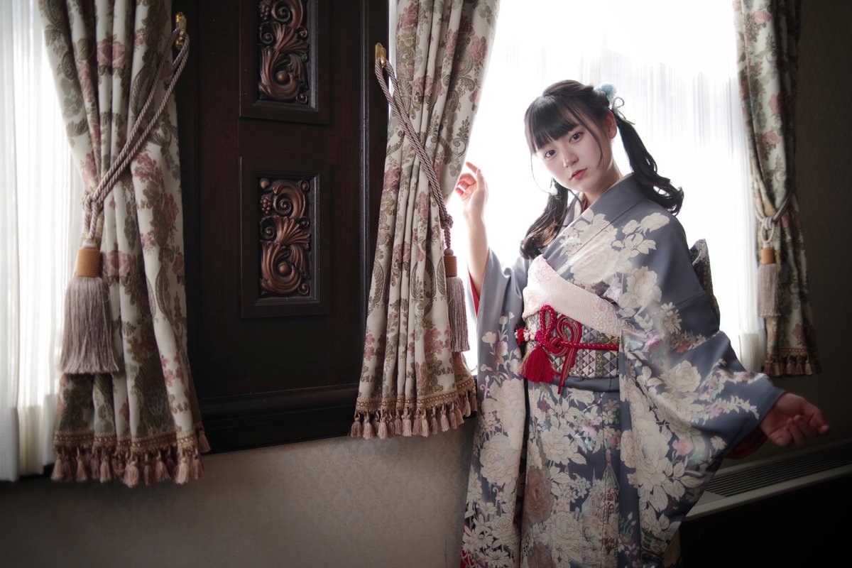 maumow's tweet photo. 丸凜凪(@maru_rinna)さん。【着物】撮影会、名古屋市公会堂特別室&鶴舞公園にて。2022.01. 岩の上に敷物を敷いて座ってもらっています。#丸凜凪 #アイドル #アメスタ撮影会 #アメスタ #amazingstudio #振袖 #着物 #グラドル #2分回し #kimono #portrait #portraitphotography #photography https://t.co/hlK0tOipl9