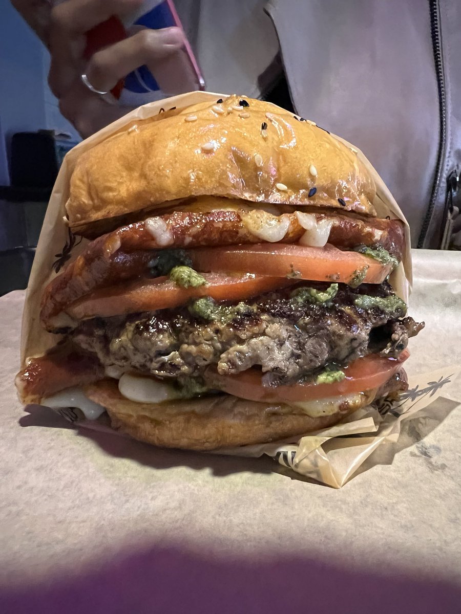 SirChandlerBlog's tweet photo. 🍔🇦🇷 La birra en Miami 🙌 https://t.co/RRuvUBQzIf