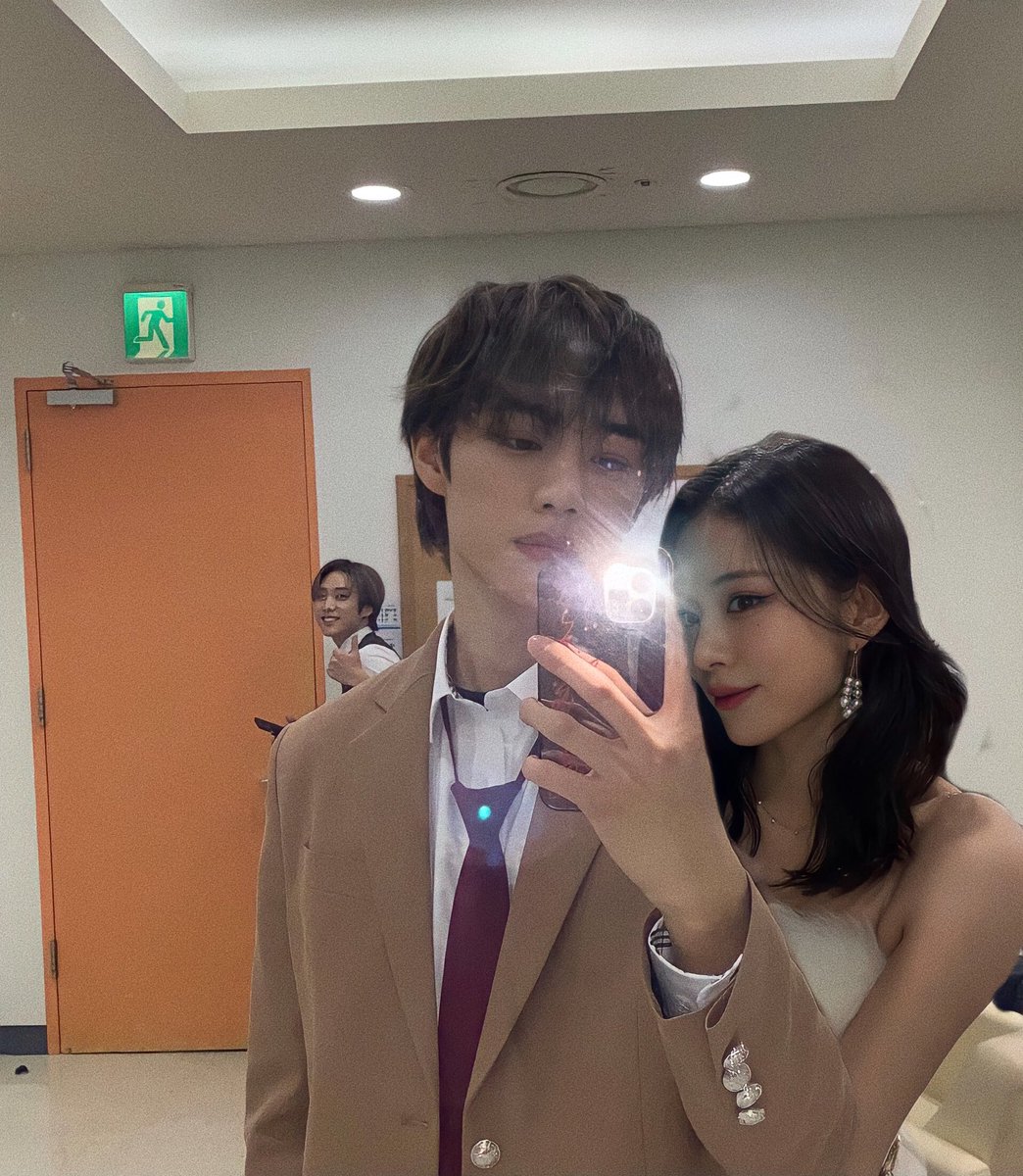 lucidquirrel's tweet image. mantap gangguin orang pacaran -jcb

#sunchaeng