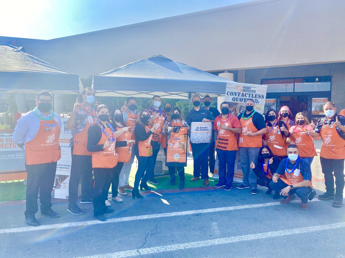 Congratulations to LT Castro for receiving an award from David Legaspi’s Home Depot 683 store team! Way to build up our San Bernardino Community, we appreciate the amazing LE relationship! Thank you for being a part of the celebration Jabarr!#@HomeDepotFound