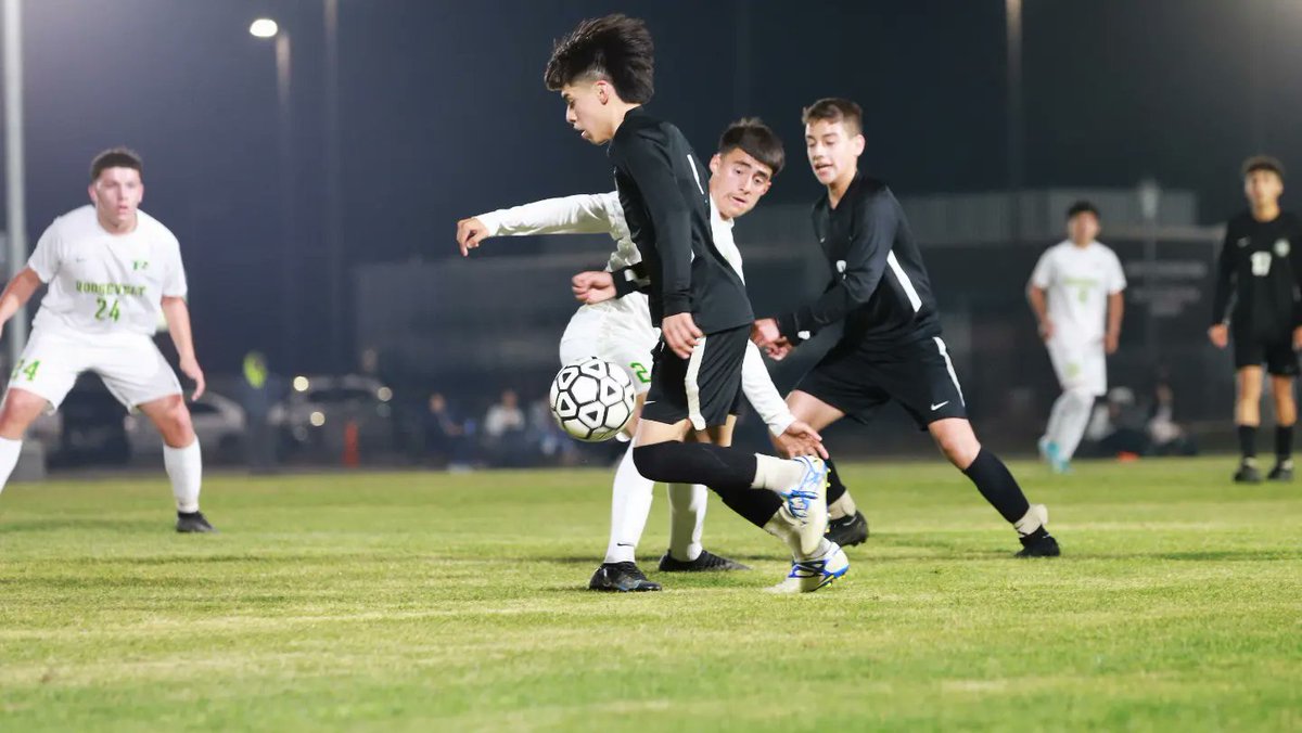 djimenez22's tweet photo. @RHSBoysSoccer15 defeated #McLane 3-1 @Levyalcan7 scored 2 goals #KevinGarcia scored 1 for the Pirates ,, The Pirates are 4-0 in the NYL @PiratePrideASB @ReedleyHSSports @31zcoach @Eric8V @PAGMETER @paulmeadors @FresnoBeeSports https://t.co/nIMomThqNB