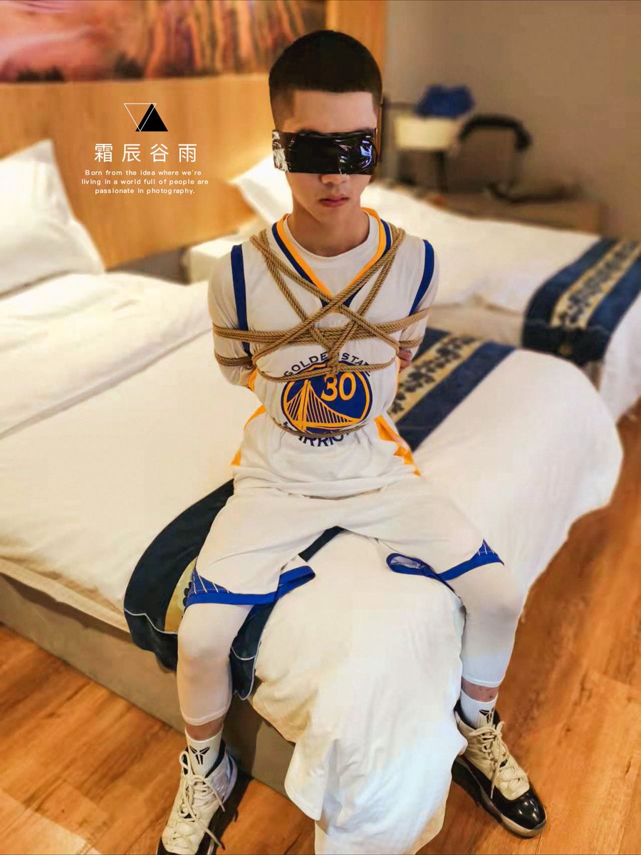SCGY1223's tweet photo. 这双从经常打球的直男高中生那搞来的康扣球鞋，味道还是蛮大的嘛，你同学要是知道你这么喜欢他的球鞋味道，会不会直接给你闻呢？ https://t.co/ErW797L2qM