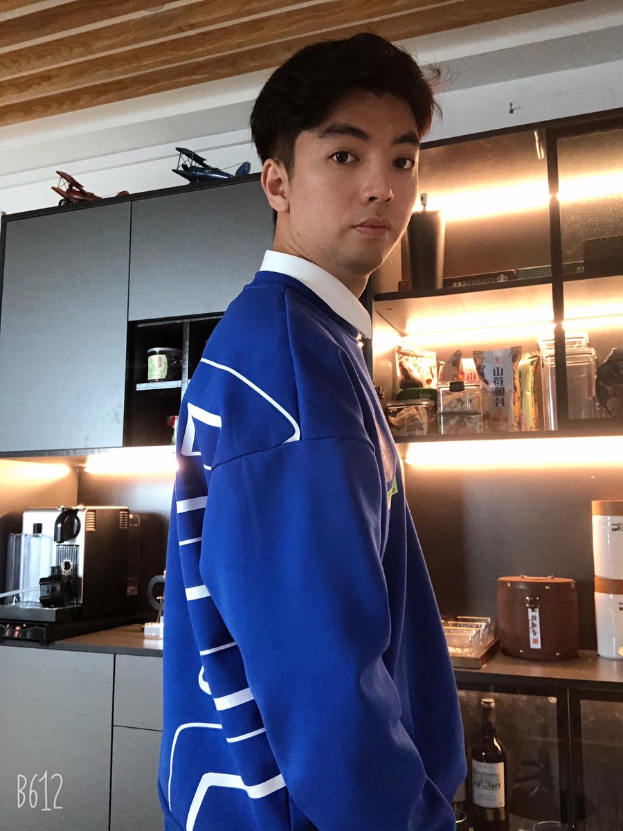 [太阳]今日份的Bar waiter 
想喝点什么呢[坏笑]