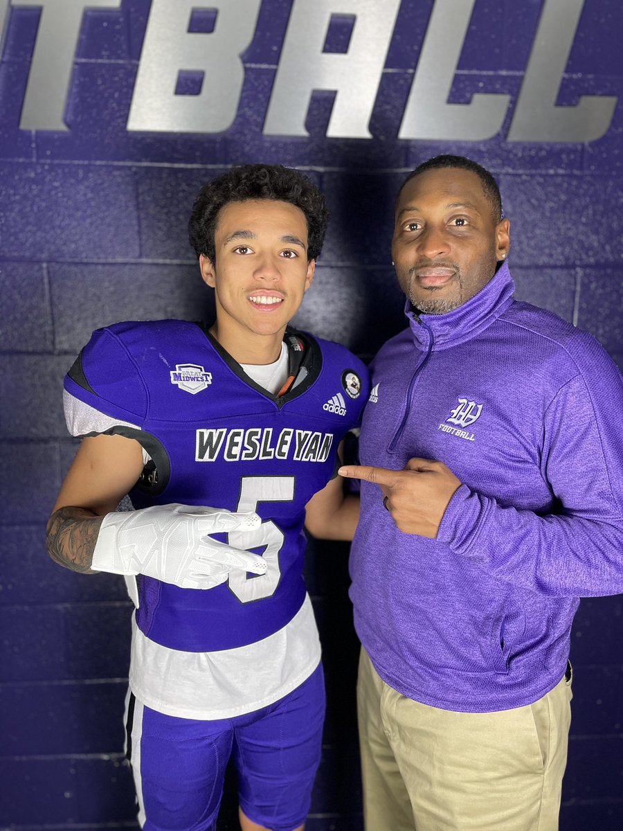 WatkinsDK5's tweet photo. Awesome visit today @kwc_football !!
Purple looks good on a youngster!! @CraigYeast #PawsUp #undecided 🤔 https://t.co/pYtQoXp4hA