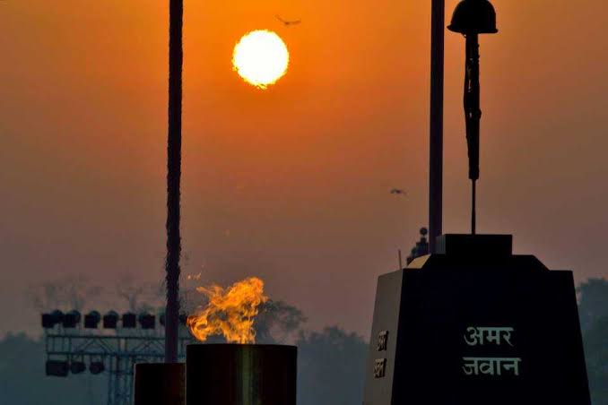 इंडिया गेट पर #AmarJawanJyoti की लौ आज दोपहर नई दिल्ली में राष्ट्रीय युद्ध स्मारक में लौ के साथ विलीन हो जाएगी।
#IndianArmy
#राष्ट्रीयसुरक्षा
#india
#IndiaGate