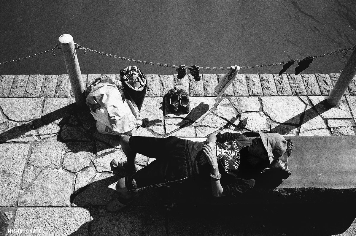mishaignatov's tweet photo. Napping in Fukuoka
A man napping by the river in Fukuoka. No van in sight.
Voigtlander Bessa R2M and tmax400 film.
-
#streetphoto #streetphotography_bw #filmphotography #bessar2m #japanphoto #fukuoka #35mmfilm #blackandwhitephotography #35mmstreetphotography #streetcomposition https://t.co/GQs3HxxgGS