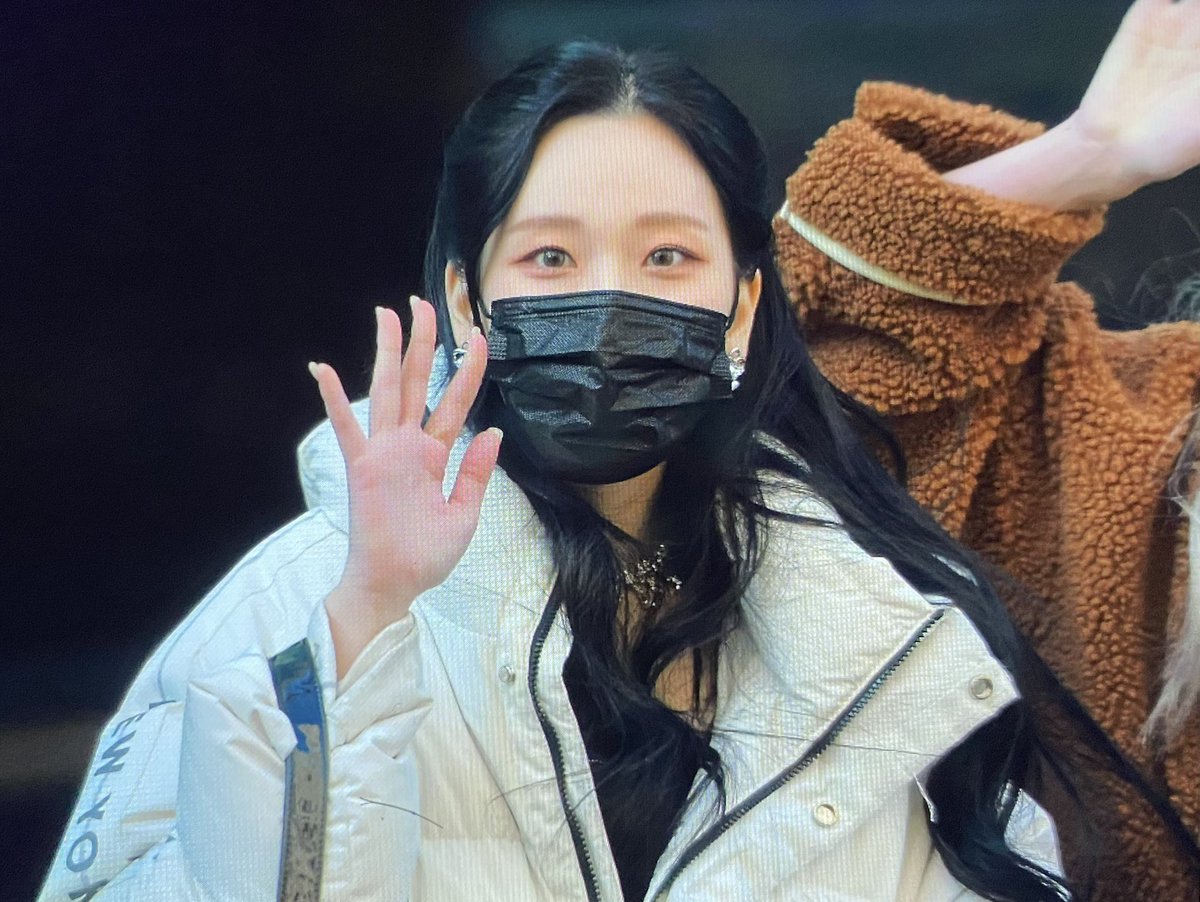 KimnayunT_T's tweet photo. 220121 뮤직뱅크 퇴근 프리뷰

✋

#모모랜드 #MOMOLAND #나윤 #김나윤 https://t.co/RXmpsGWxNm