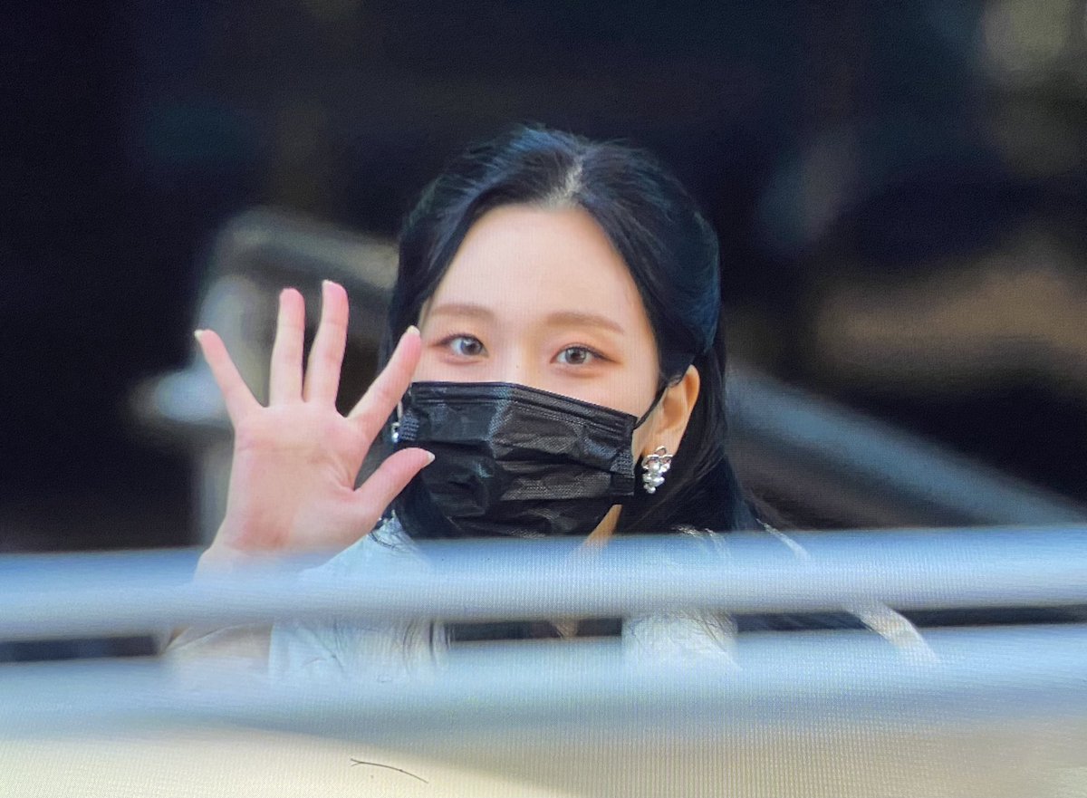 KimnayunT_T's tweet photo. 220121 뮤직뱅크 퇴근 프리뷰

✋

#모모랜드 #MOMOLAND #나윤 #김나윤 https://t.co/RXmpsGWxNm