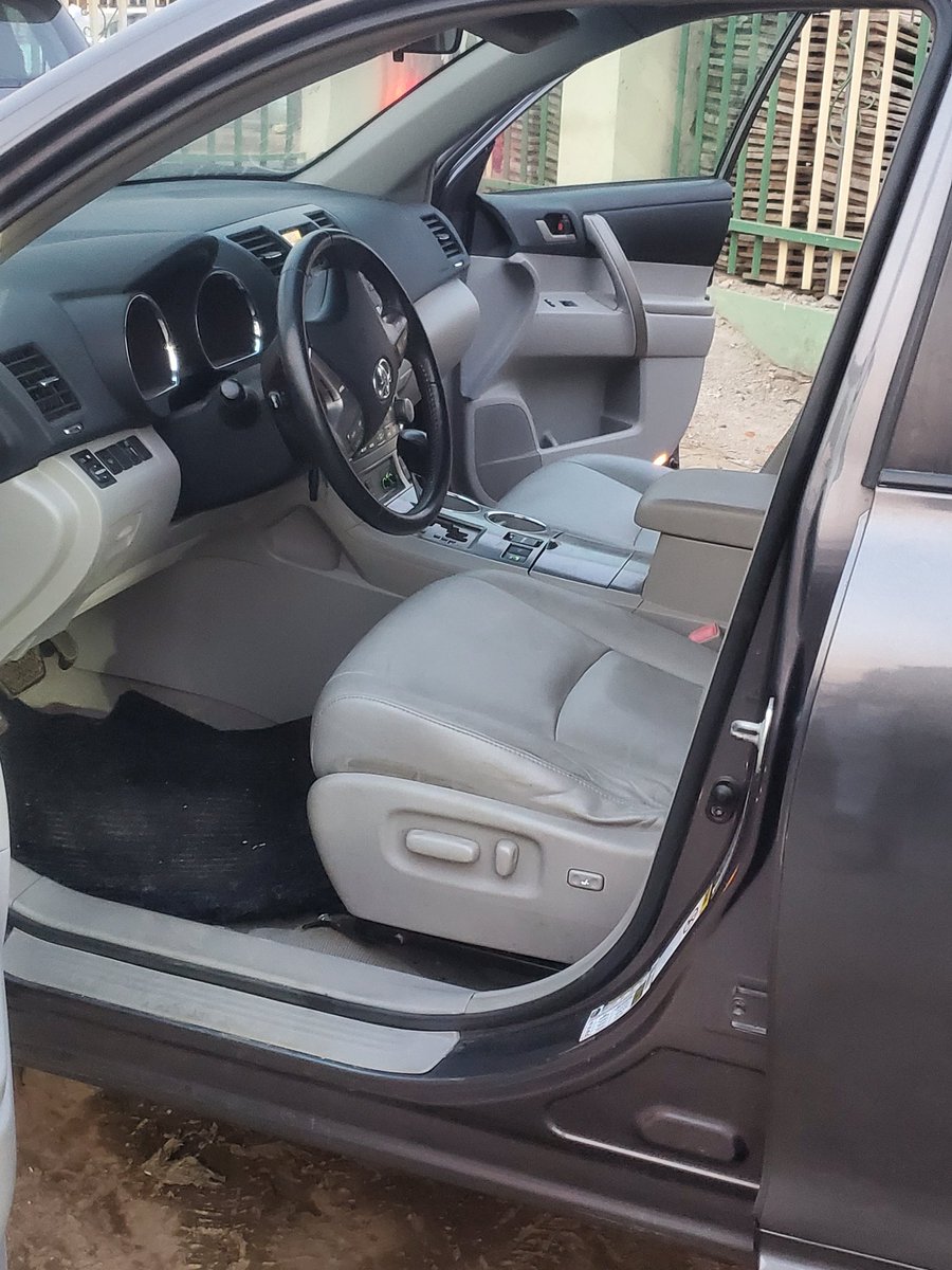 SlimzMercy's tweet photo. @deejayneptune Toyota highlander 2010
Very clean tokunbo with first body 
#6,800,000
Ipaja road federal bus stop lagos 
Call/WhatsApp 09094969355 https://t.co/Mvwy43u3U4