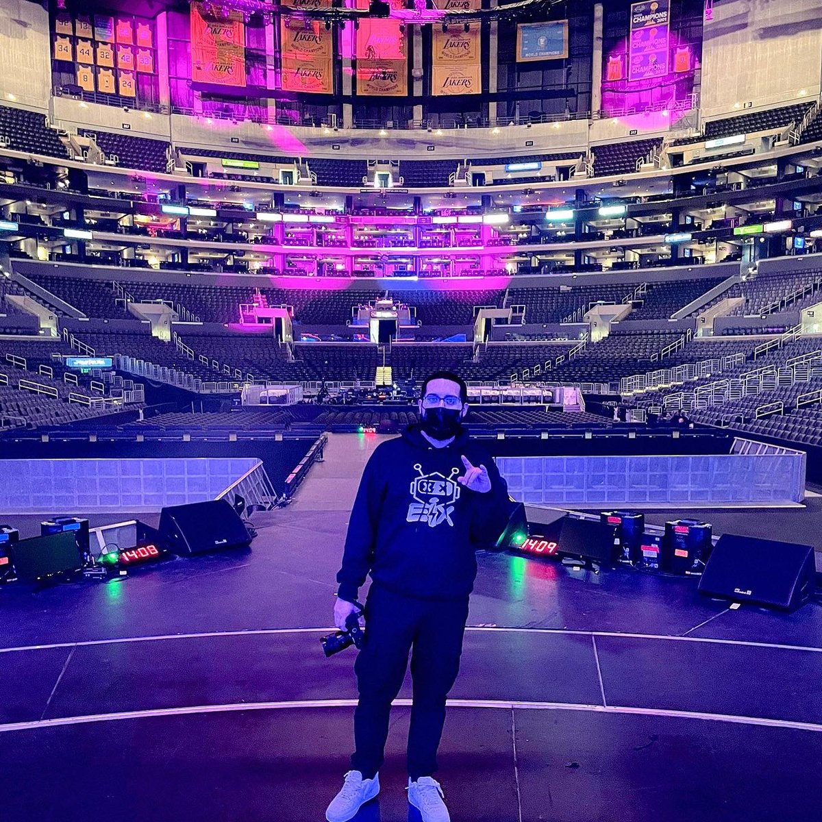 IamStephenCruz1's tweet photo. 💜💛📸🤘🏽🤓 #La https://t.co/9bk7s3vRQa