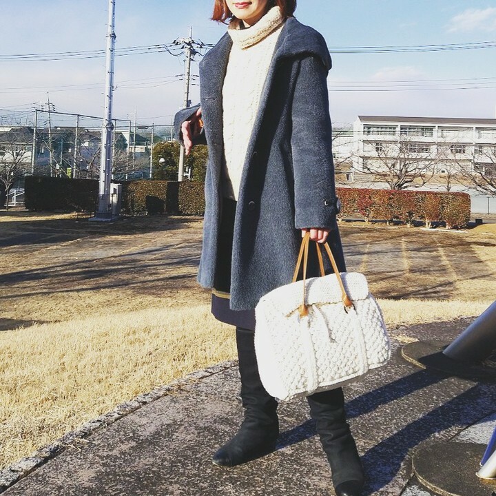 tupletstyle's tweet photo. ニットのバッグって汚れるのわかってるけど白系を選んでしまいます。

#ニットバッグ#イタリア製 
#50代ファッション#50代の服#50代コーディネート #50代ファッション #50代の服 #モコモコニット 
#lener 　#コートスタイル 
#50代のおしゃれ https://t.co/fwnDtg0bkL https://t.co/w6EZPibvqE