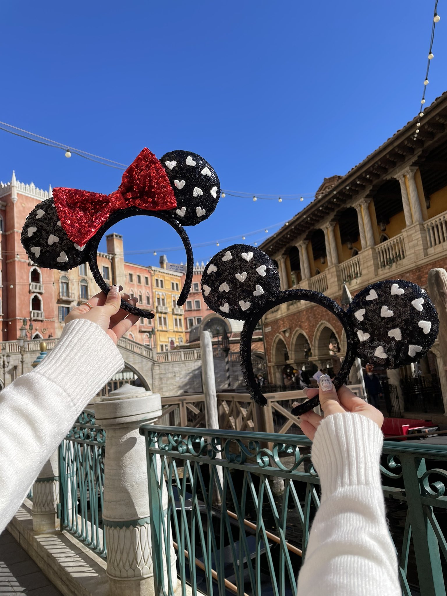 𝐸𝓇𝒾𝓃𝓀𝑜 彼とディズニーデートするのにミッキーのカチューシャが売って無かったから新作の スパンコールカチューシャのリボンを取ったらお揃いで付けれて可愛いかった ブラックコーデの時はリボン無しでも可愛いくない T Co