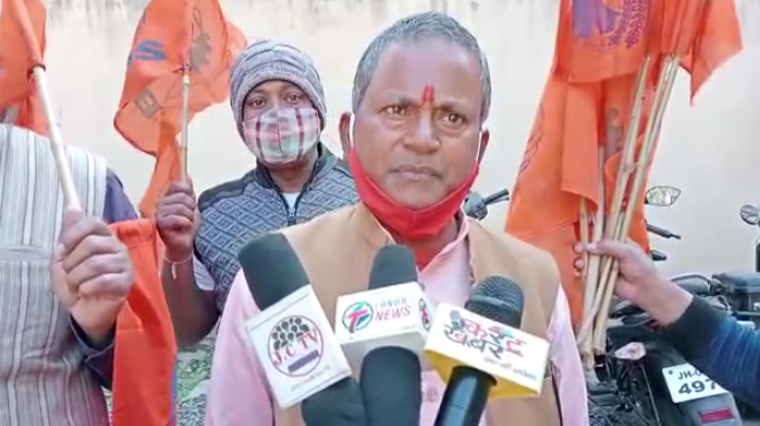 THNDRnews's tweet photo. रांची : भारतीय मजदुर संघ ने ईपीएफ मजदूरों की पेंशन बढ़ाने को लेकर प्रदर्शन किया 

"मजूदरों के सेवानिवृत्ति के बाद मात्र ₹1000 पेंशन मिलता है, जिससे परिवार का नमक तेल भी नहीं चल पायेगा। हम केंद्र सरकार से मांग करते हैं, इसे बढ़कर ₹5000 किया जाए":सत्यनारायण सिंह, भारतीय मजदूर संघ https://t.co/TCqD7J2esi