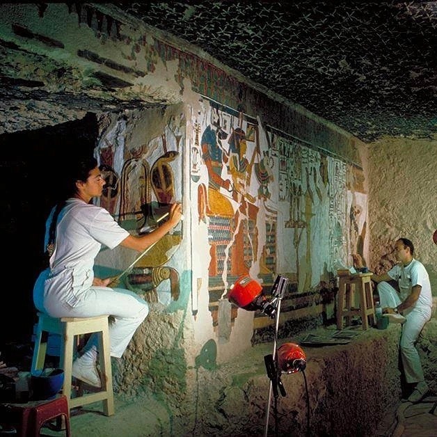 Academia Aesthetics on X: "Restoration of the tomb of Nefertari in the  1980s Italian restorer Lorenza D'Alessandro and her team restore the murals  in the tomb of Queen Nefertari, the great royal