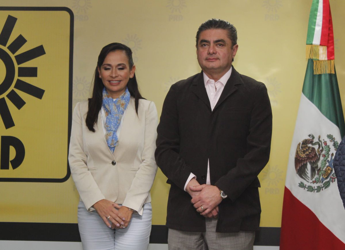 Celebro que quien se registró para encabezar la candidatura a la gubernatura de #QuintanaRoo, por la coalición <a href="/PRDMexico/">PRD</a>, <a href="/AccionNacional/">Acción Nacional</a> y <a href="/confianza_qroo/">Confianza por Quintana Roo</a>, sea mi compañera y amiga <a href="/LauFdzOficial/">Laura Fernández 💫</a>. ¡Vamos juntas y juntos por Quintana Roo! #México #SomosPRD