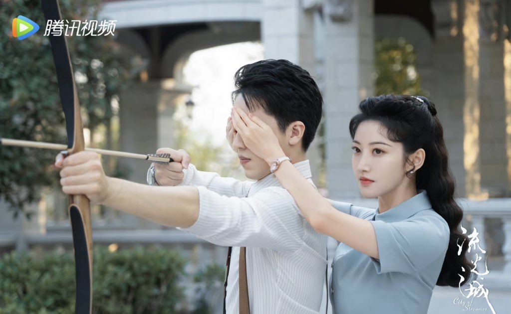 Dooseries030's tweet photo. ชวนดู #วังวนรักหลังม่านเมืองมายา 
ซีรีส์ดราม่าโรแมนติกที่พาย้อนกลับไปยุคสาธารณรัฐ เล่าถึง 👠คุณครูสอนพิเศษที่เข้ามาในตระกูล(หรง)มั่งคั่ง💵ของเกาะเ��ี่ยงไฮ้ เพื่อสืบค.ลับและแก้แค้น 

8ตอนแรกนอ.เข้าถ้ำเสือก็ไปทำให้ลูกเสือหลงรักและตัวเองก็เอ็นดู🐯แล้ว ค.รักมาพร้อมค.แค้นจะจบอย่างงาย~ https://t.co/eqlFIwDvfI