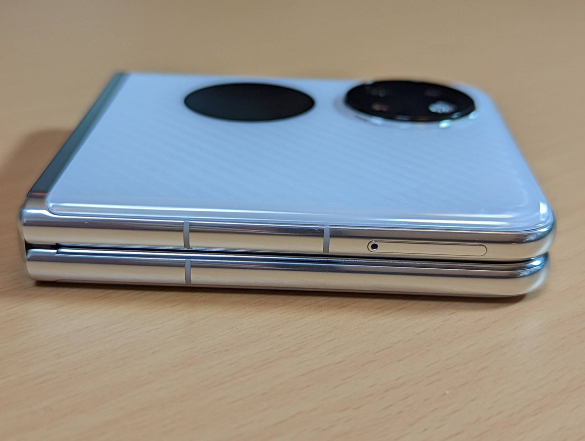 JunIc_jp's tweet photo. HUAWEI P50 Pocket 着弾です!

ホワイトカラーの凹凸はこれまでに感じたことのない異彩を放っており、高級感で片付けられない感動を覚えます。

ベゼルも細く、画面も美しい。

カメラにはないと思っていたライカフィルターが搭載されており…。

後ほど、じっくり見ていきます。

#huaweip50pocket https://t.co/WWExhaXN0s