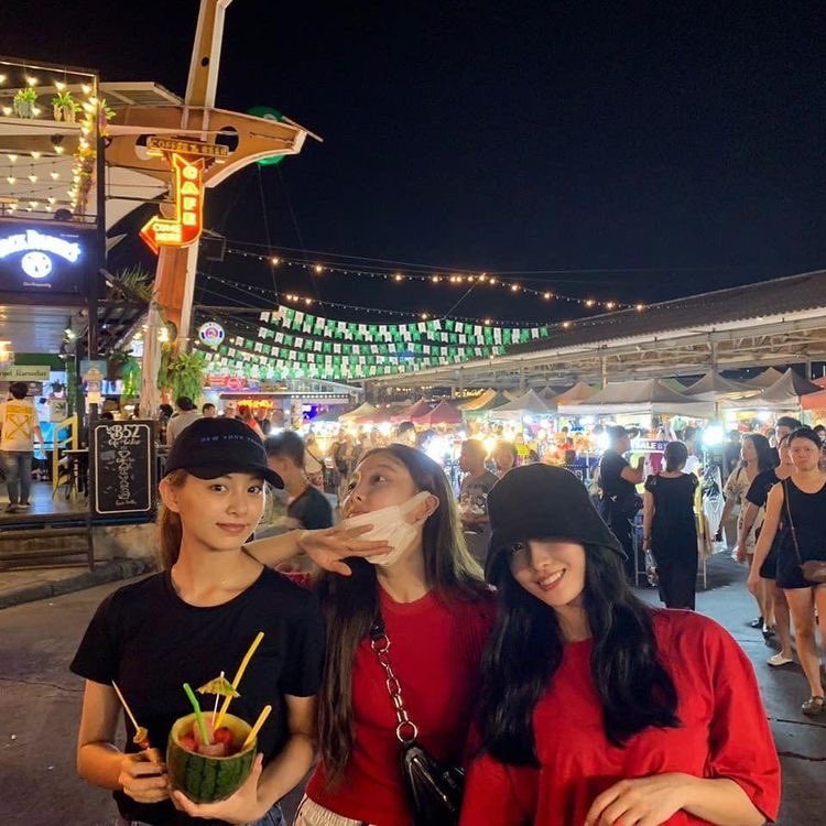 L0V3KSS's tweet photo. twice thread bc i have to many pictures of them and no storage but i love them so much #twice #jeongyeon #chaeyoung https://t.co/3YfhqNeyUJ