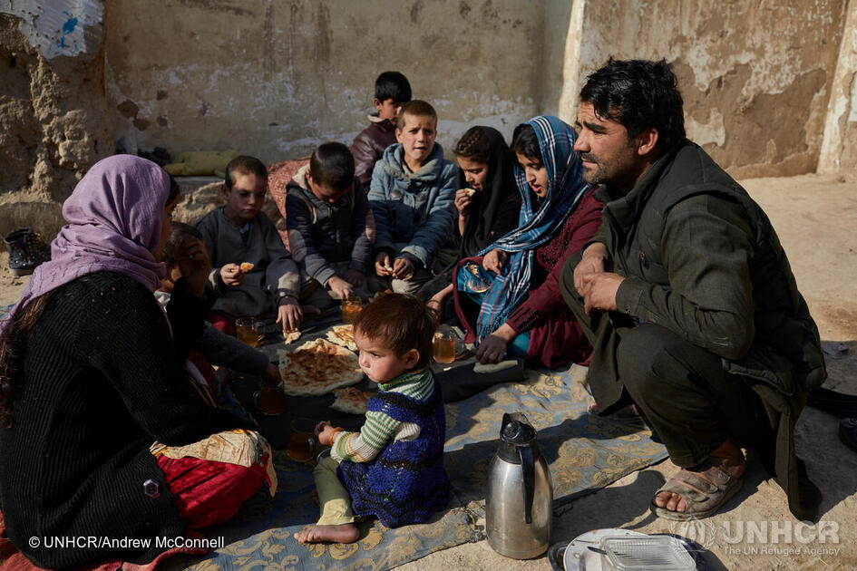 UNHCRAsia's tweet photo. When you’ve been forced to flee from home, having to face temperatures below freezing can be a matter of life or death.
Your kindness can be a lifeline. Make a donation to help refugee families stay safe and warm this winter. #CommitToKindness https://t.co/Ms5qAlXs5j https://t.co/CYUPG7Sq37