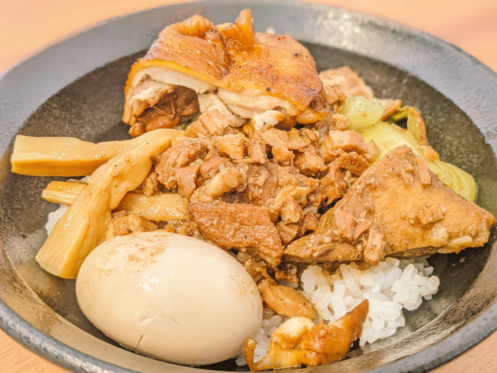 定番の滷肉飯（ルーローハン）に滷味（ルーウェイ）鶏モモをトッピングした贅沢なまかないにしてみました。 台湾の独特な香辛料で煮込んだ鶏モモがアクセントに！！