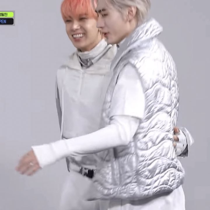 forheeseunghoon's tweet photo. but when heeseung holds sunghoon’s waist 😞😭 https://t.co/lmyiWPfAre