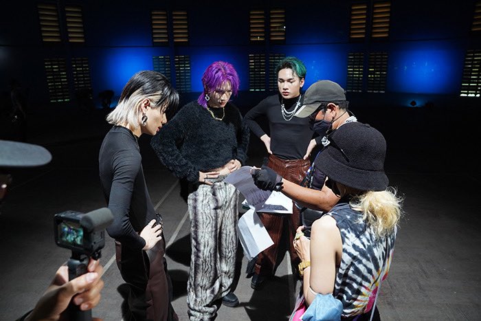 jachichy's tweet photo. เดี๋ยวนะ นี่ชุดใหม่หรอออออ ปังเว่ออออออ ฉันได้กลิ่นแมสทะลุจอมาเลย ;____; ฮือออ แล้ว MV จะมาเมื่อไหร่คะะะะะ #4MIX https://t.co/WK7sJ4FP7b