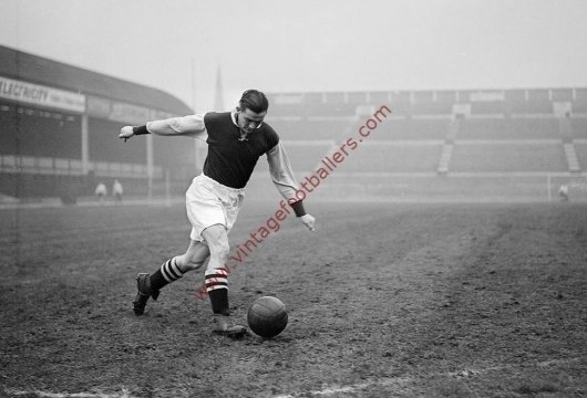 FortressPark's tweet photo. Happy Heavenly Birthday Albert Edward 'Bert' Hall.
B: 1882 in Wordsley, Stourbridge.
#BertHall
@AVFCOfficial
#HEITS
#LEGEND
#AVFC
#UTV
ππππ¦π¦ https://t.co/HC9TA7S5sb