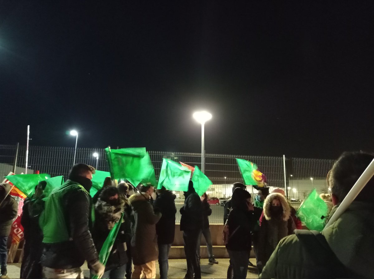 OSTAsindicato's tweet photo. La plantilla de Profand Zaragoza secunda masivamente la Huelga convocada en el día de hoy por la mejora de sus condiciones

3️⃣ y 4️⃣ volveremos a realizar paros por la defensa de nuestra conciliación.

#TomaLaIniciativa https://t.co/BBMA9Fy6f1