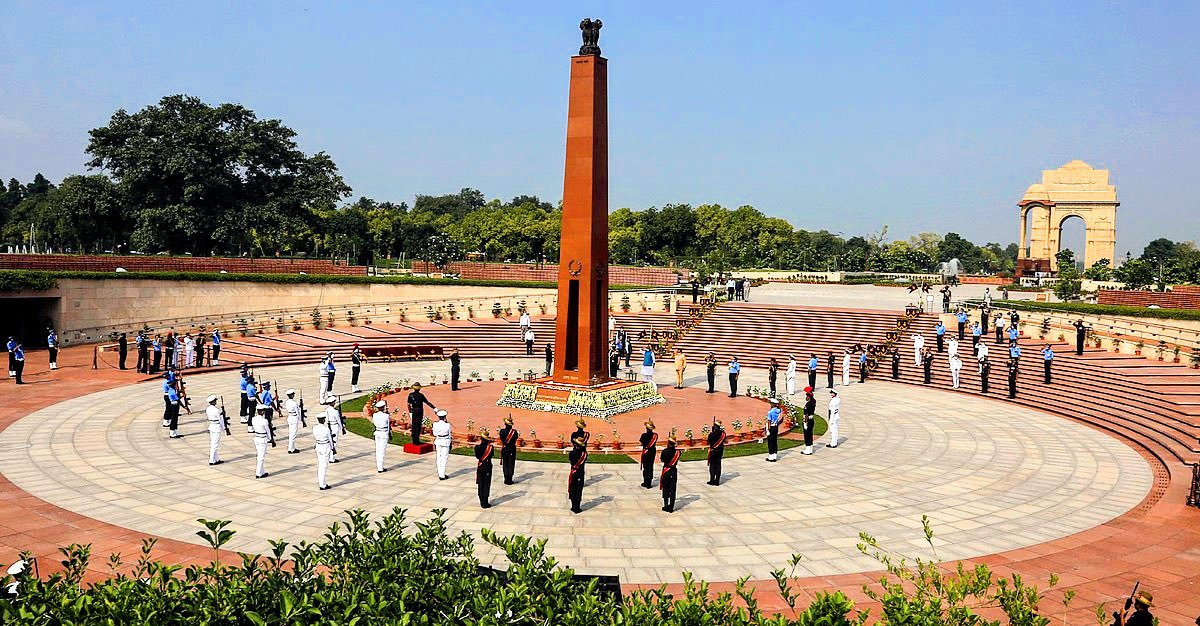 MajorPoonia's tweet photo. India Gate पर अमर जवान ज्योति को बुझाया नहीं गया है बल्कि उसका  राष्ट्रीय युद्ध स्मारक की अमर जवान ज्योति में “विलय” कर दिया है ..जहाँ भारत के हर एक शहीद का नाम अंकित है ..इंडिया गेट पर सारे शहीदों के नाम नहीं हैं !
कुछ चीनी समर्थक झूठ फैला रहे हैं..उनको Expose कीजिये https://t.co/4z4RtirseY