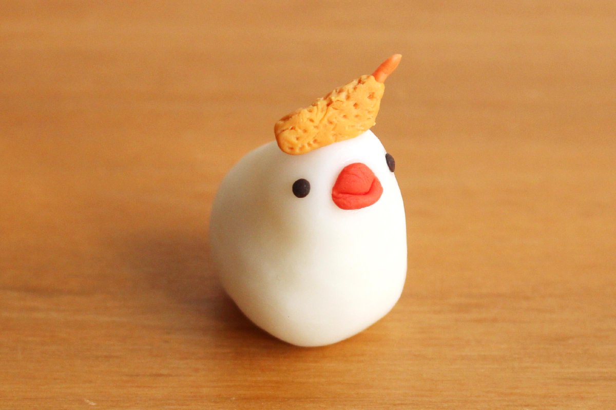 hiyokonomorikb's tweet photo. １つだけ、てんむすになった白文鳥も作りました。

こちらは #鳥フェス浅草　で販売後、売れ残っていたらネット通販の予定です。 https://t.co/8N6WTiIuMi