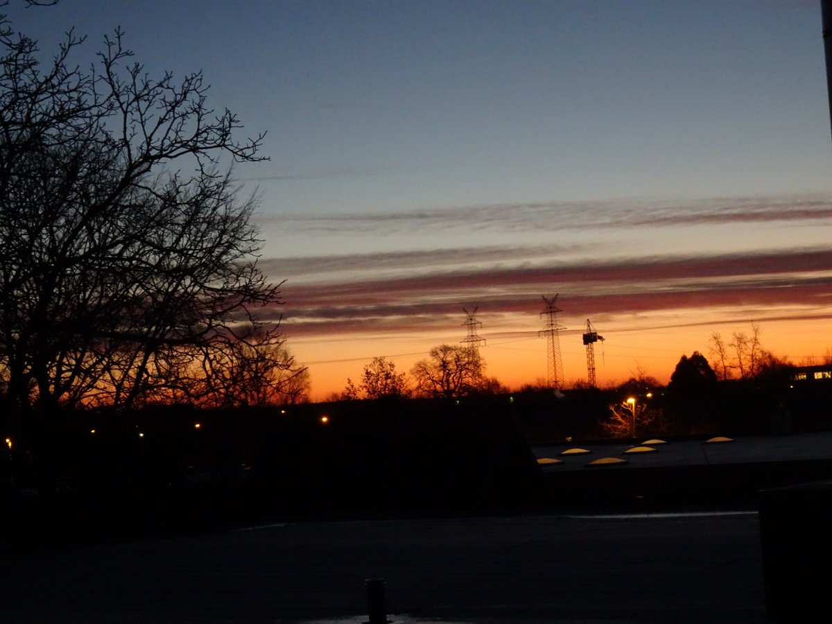 Kielia88's tweet image. Es ist kühl und frostig draußen, aber angenehm klare Luft. Der #Sonnenaufgang läutet einen hoffentlich schönen Tag ein! Guten Morgen liebe #TwitterBubble!