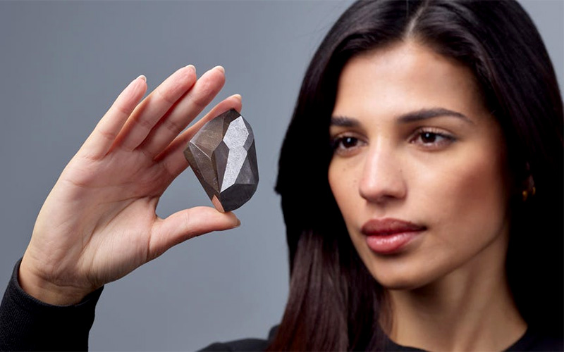 igiworldwide's tweet photo. Sotheby’s, Crypto and a 555 carat ‘Space Diamond’
A 555.55 carat diamond, recorded in the Guinness World Records as the largest polished fancy black in existence, will be offered at a single-lot auction at Sotheby’s early next month.
Read more on our Gemblog!
#gemblog https://t.co/tl3qSU702r