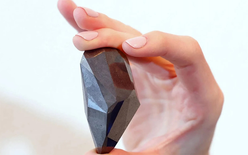 igiworldwide's tweet photo. Sotheby’s, Crypto and a 555 carat ‘Space Diamond’
A 555.55 carat diamond, recorded in the Guinness World Records as the largest polished fancy black in existence, will be offered at a single-lot auction at Sotheby’s early next month.
Read more on our Gemblog!
#gemblog https://t.co/tl3qSU702r