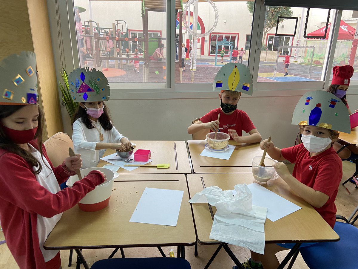 DESSyear5's tweet photo. Making Aztec Chocolate Truffle balls 🍫🇲🇽🍫🇲🇽🍫 #Dessyear5red #aztecday #chocolate #truffleballs https://t.co/7buXvF4Exz