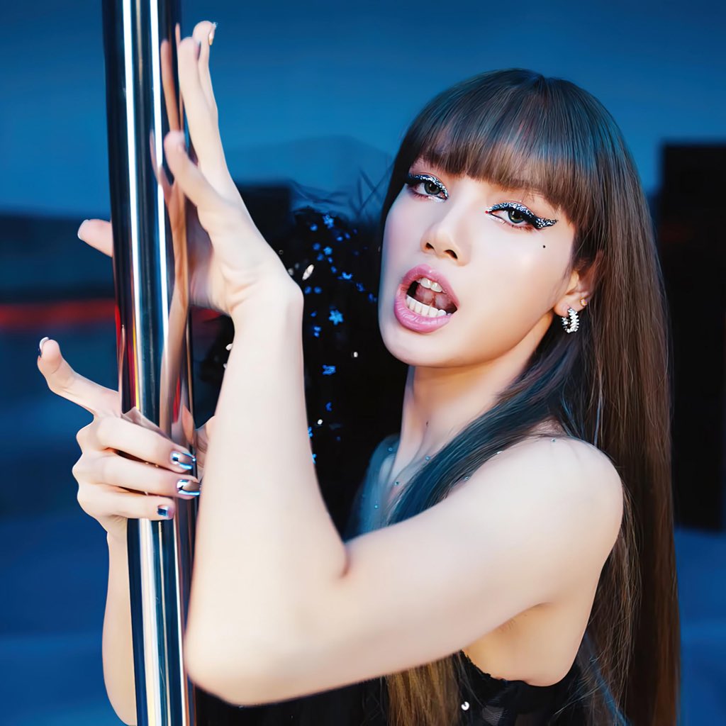 Lsglobal_'s tweet photo. Congratulations to our Queen! 👑

GLOBAL CHOICE LISA
#MCAGaonWinnerLALISA https://t.co/oGJ6VL3JcQ