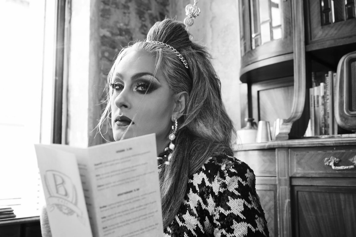 enorma_jean's tweet photo. Lunchtime a Milano #DragRaceItalia #enorma https://t.co/bEtQLS2VmQ