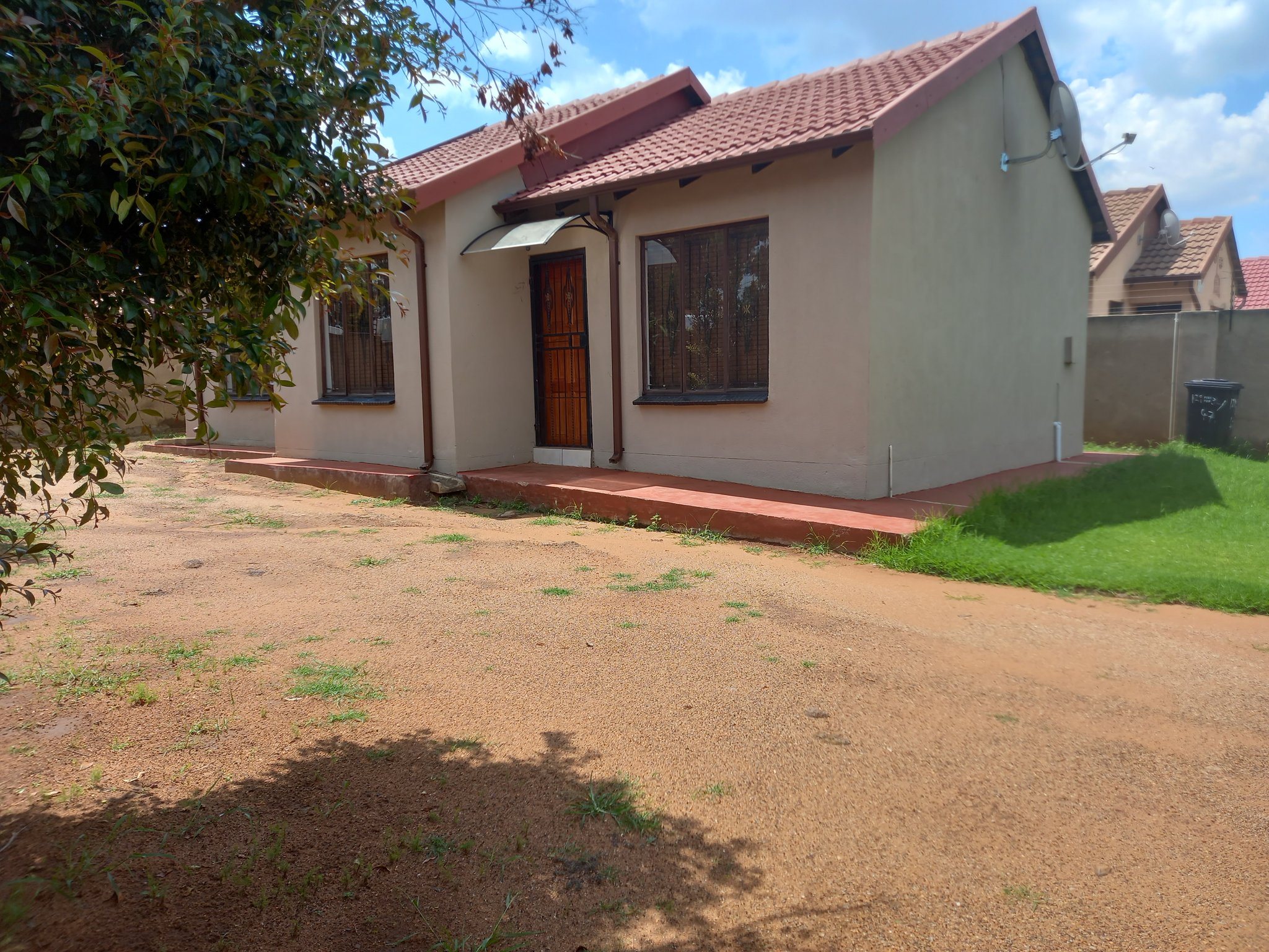 1 pic. Protea Glen Ext 9 R6000.00 p/m 3 Bedroom 2 Bathroom Living Room Fitted Kitchen Spacious Yard https://t.co/uU0l4RRKF7