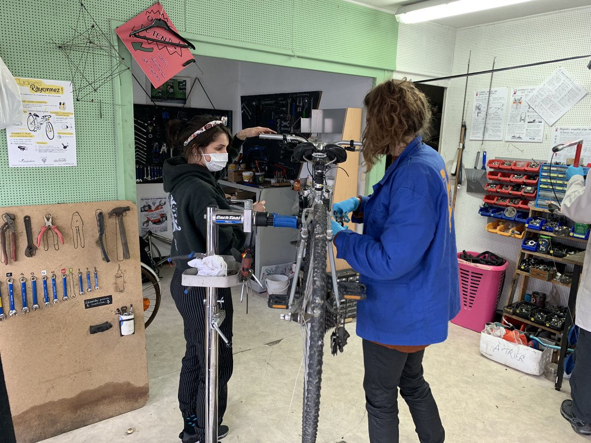 Merci à la Charente Libre pour ce bel article sur l'opération  "1 Vélo = 1 étudiant".
Le Crédit Mutuel du Sud-Ouest est fier de pouvoir financer cette opération de solidarité qui conjugue, à la fois, solidarité, lien social et mobilité verte.