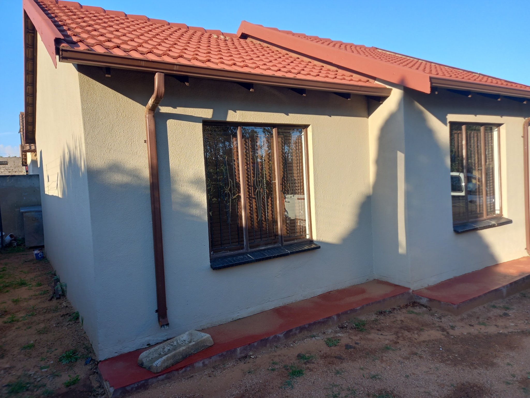 3 pic. Protea Glen Ext 9 R6000.00 p/m 3 Bedroom 2 Bathroom Living Room Fitted Kitchen Spacious Yard https://t.co/uU0l4RRKF7