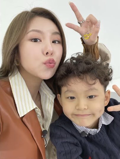 wheeix's tweet photo. wheein with the kids who were born in the year she debuted (2014) https://t.co/fN8szMOoJx