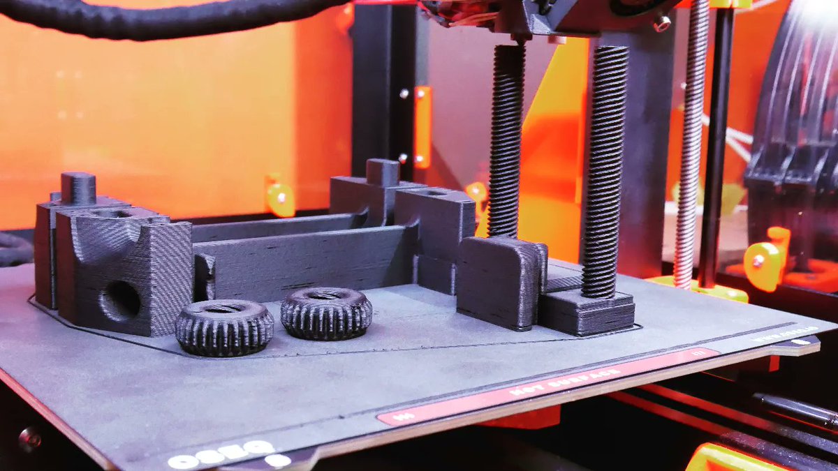 de3dprintman's tweet photo. 1/2 Printing a vise like a boss. 💪You take a @Prusa3D i3 MK3S with #MMU2S equipped with a 0.5mm @E3DOnline #NozzleX and the amazing @OSEQ_3D Safe Sheet. You take probably the best enclosure for the #Prusai3MK3S, the #PrusaBox by @printerbox3d. https://t.co/kSFYdhZzti