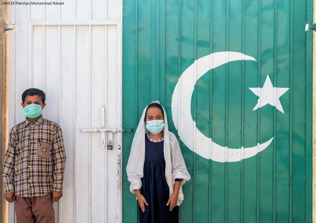 UNICEF_Pakistan's tweet photo. اومیکرون دنیا بھر اور پاکستان میں رکارڈ تیزی سے کورونا پھیلا رہا ہے۔ ہم کیسے محفوظ رہ سکتے ہیں؟
۔ گھر سے باہر ہمیشہ ماسک پہنیں😷
۔ ہاتھ صابن سے بار بار دھوئیں🧼
۔ ایک دوسرے سے 6 فٹ کا فاصلہ رکھیں↔️
۔ ویکسین لگوائیں💉
۔ اپنے گھر ہوا دار رکھیں💨
مزید معلومات کے لئے 1166 پر کال کریں https://t.co/A8QA7OYBLu