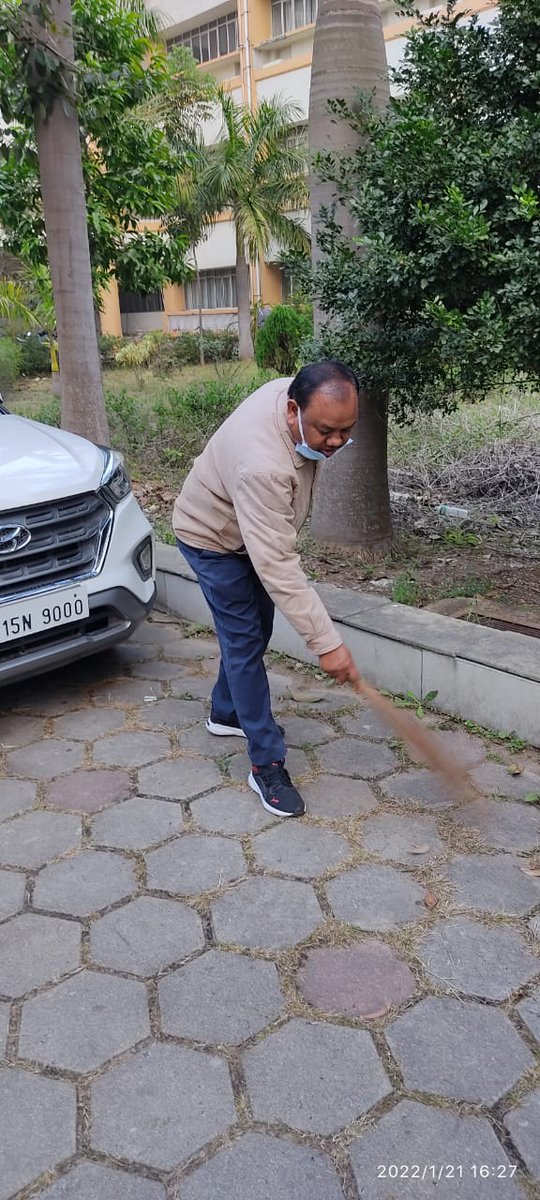 Samanta_AnandK's tweet photo. #swachhoffice @BSNL Corporate 
Massive swachh drive today in JKD Circle on 21.01.2022 for ARTTC Admin Buding. https://t.co/hFiyoo2NNz
