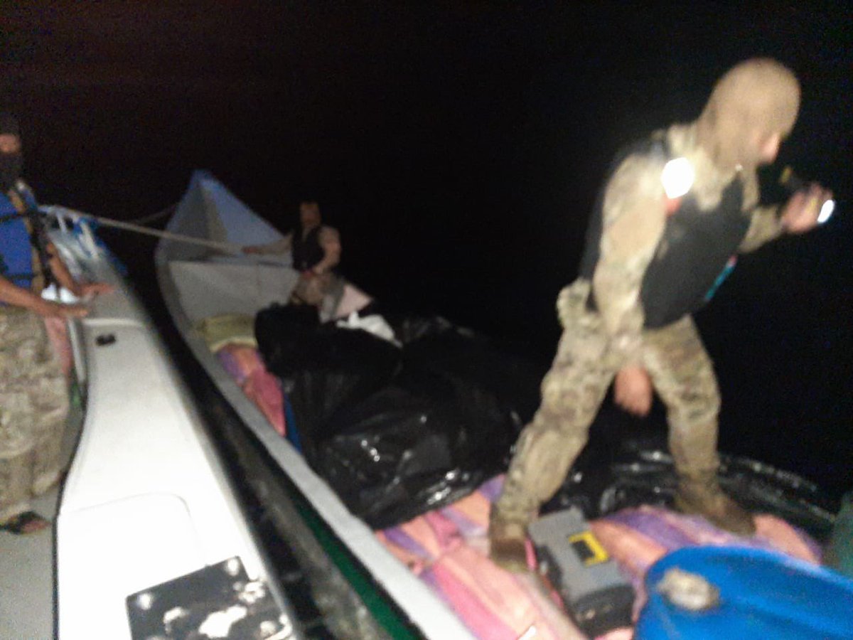 aeronavalpanama's tweet photo. #EnDesarrollo E menos de 24 horas en el marco de la #OperacionGenesis en coordinación con el #CRiOAN se interdicta lancha rápida con presunta sustancia ilícita a bordo / 03 masculinos aprehendidos / al Este de Punta Mala / Los Santos . #GolpeAlNarcotráfico @MinSegPma @tupistapty https://t.co/Qewzhui1mb