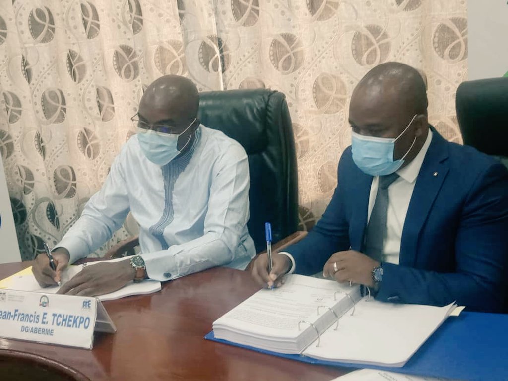 gouvbenin's tweet photo. Le DG #ABERME, #JeanFrancisTCHEKPO a présidé ce 21 janvier 2022, la cérémonie de signature technique des titres d'exploitation hors-réseau pour l'électrification de 40 localités, entre l'#ABERME et le promoteur #MIONWA_SA, dans le cadre du projet #OCEF du @mcabenin2. #Wasexo https://t.co/CFbPsankol
