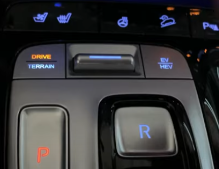 motorgiga's tweet photo. ¿Modos de conducción en el #Hyundai Tucson? Pues claro, y además es el #PHEV que puede ir en #electrico o en #hibrido 

https://t.co/uZBXUmbitm https://t.co/SrSK9OQXr3