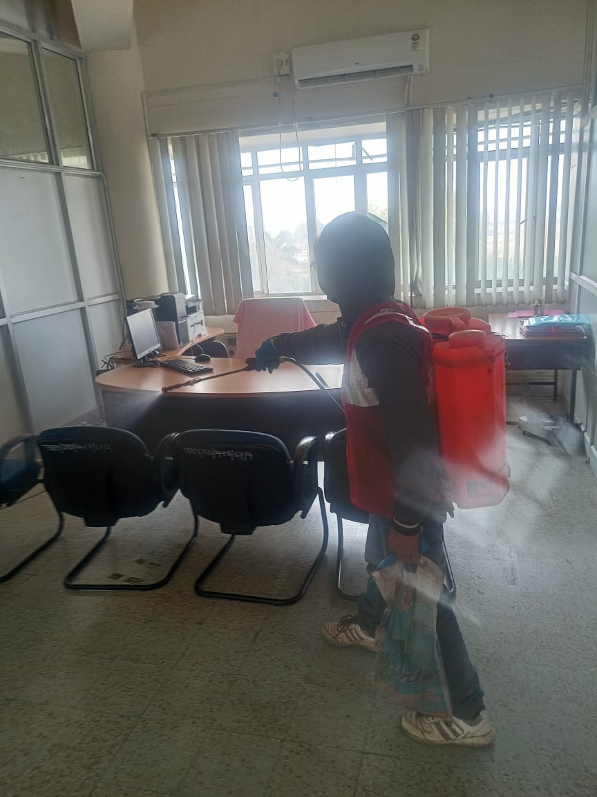Samanta_AnandK's tweet photo. #swachhoffice@BSNL Corporate 
BSNL_Jharkhand@BSNL_JKD
Sanitization drive in ARTTC Building for Jharkhand Circle on 21.01.2022 https://t.co/8cI5uVaGsu