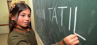 Sevgili öğretmenlerim, zor bir dönemi geride bırakırken her türlü fedakarlıktan kaçınmayıp öğrencilerine destek verdiniz. Yarı yıl tatili öncelikle sizler içindir. Sağlıklı, huzurlu bir tatiliniz olsun. 
Sevgili öğrencilerimize sağlıklı bir tatil diliyorum.