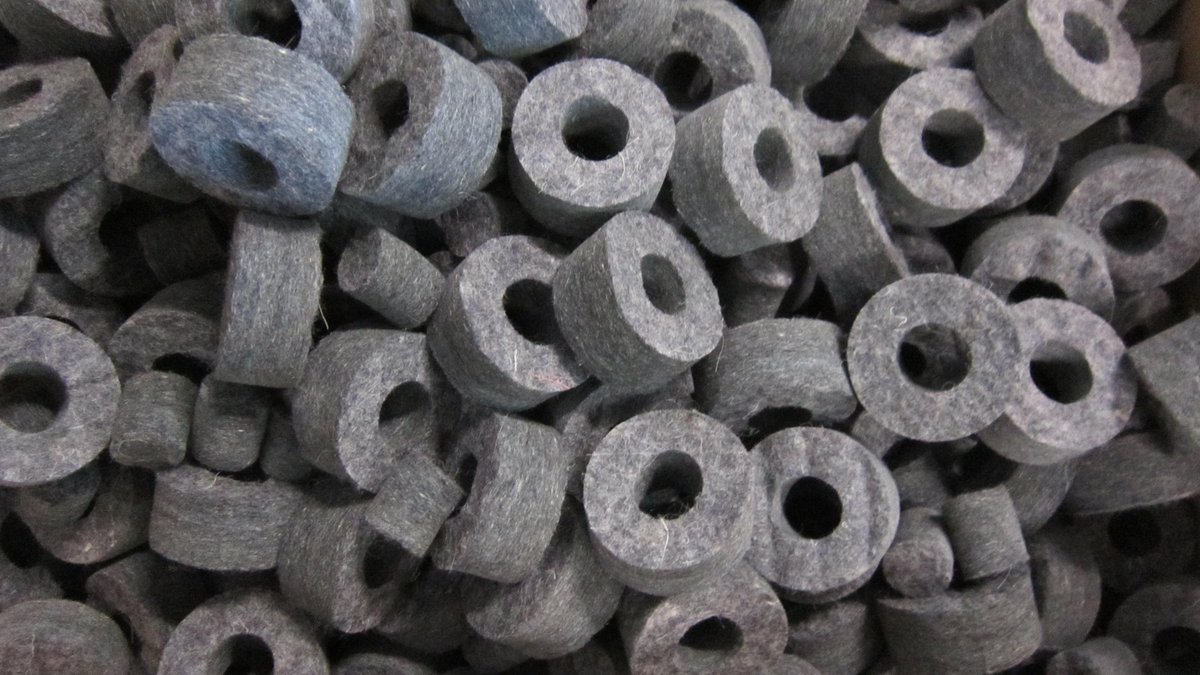 Vilt nodig als #stofafdichting of #geluidsafdichting? Dat hebben wij! Door ons groot assortiment vilt in verschillende diktes en densiteit hebben wij altijd een passend vilt voor de toepassing. 
#eurofelt #vilt #demping #ontzorgen