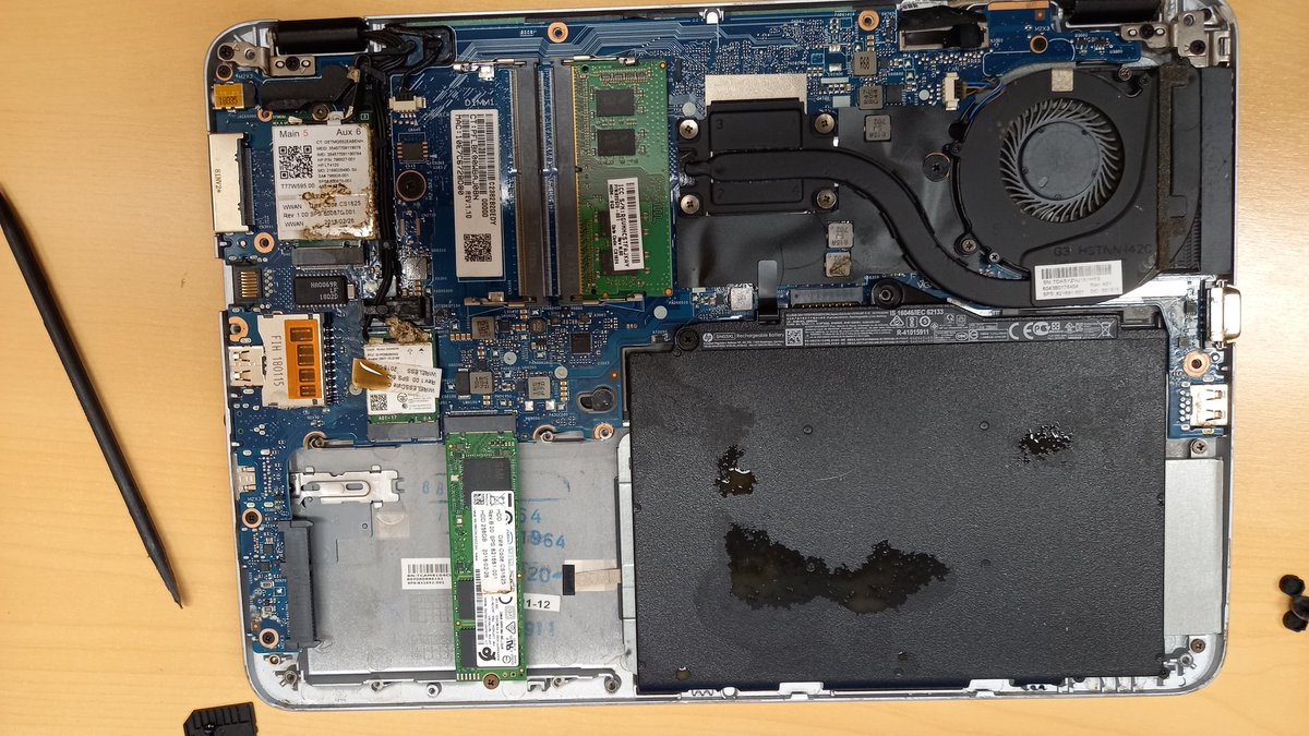 ZeZivotaAjtaka's tweet photo. Uživatelka si polila notebook kafem.
Taky uživatelka: Když on fungoval, tak jsem pracovala dál.
#helloit #zeživotaajťáka #ripnotebook https://t.co/8QF4DwEQ7m